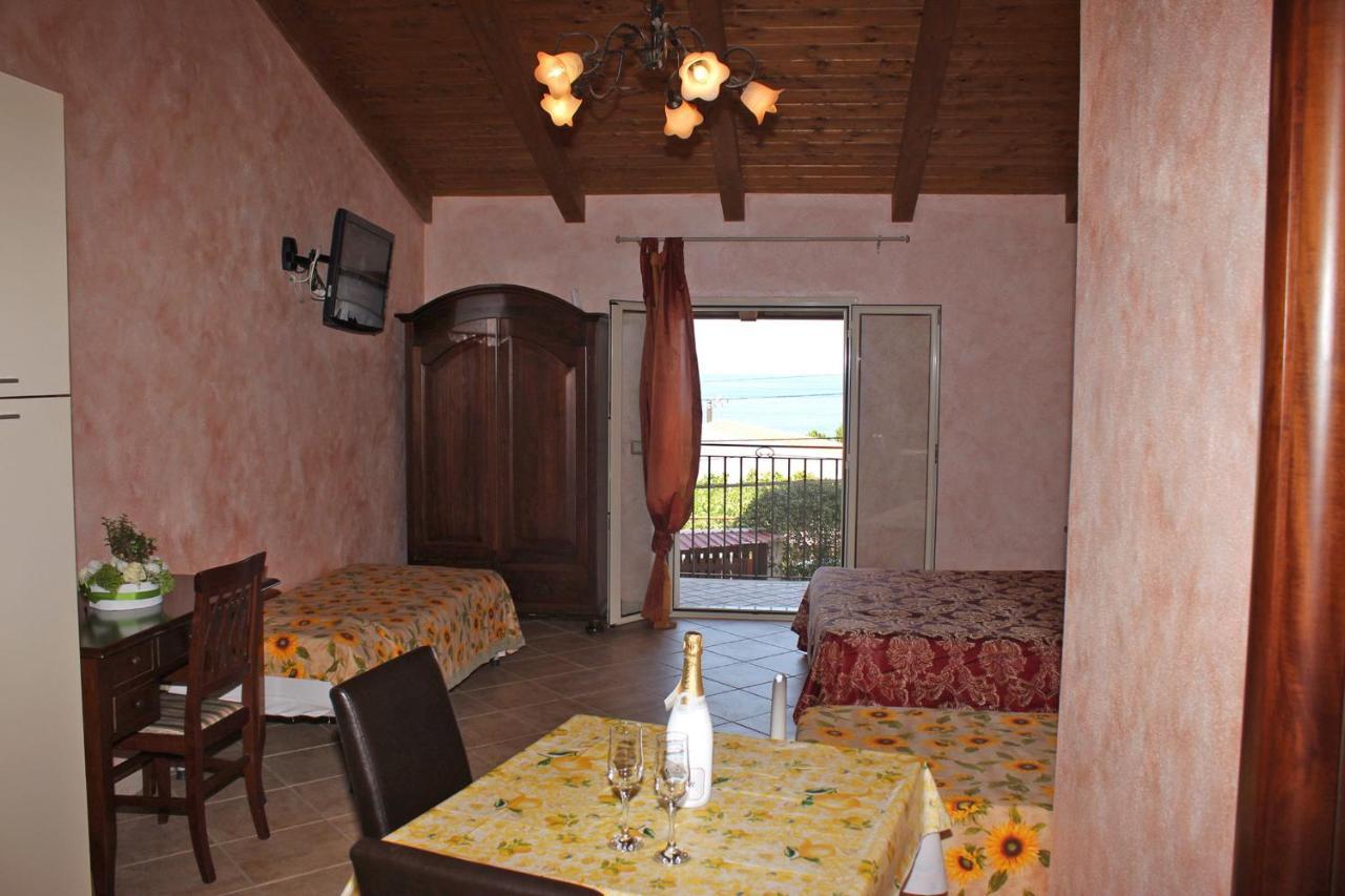 Villa Paladino - B&B E Guest House Шила Екстериор снимка