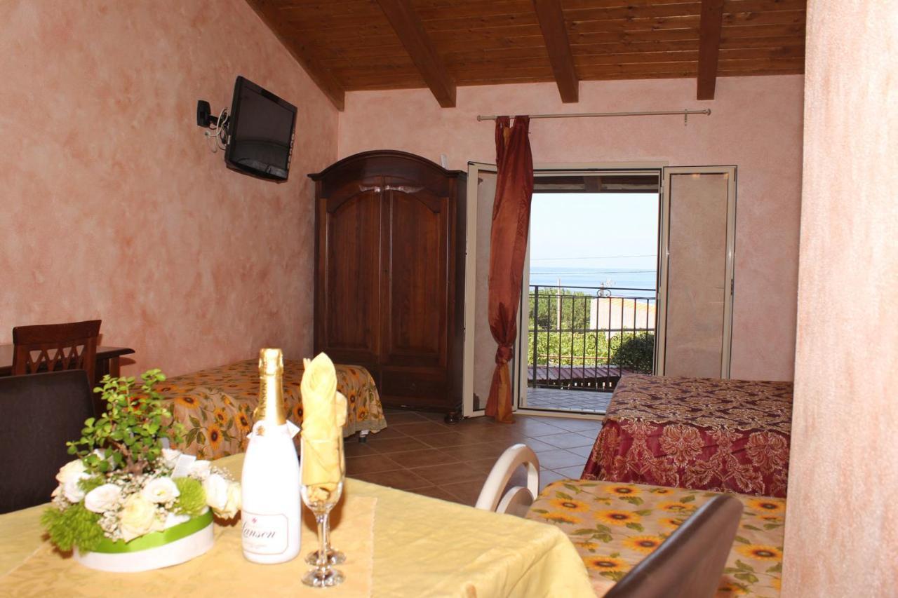 Villa Paladino - B&B E Guest House Шила Екстериор снимка