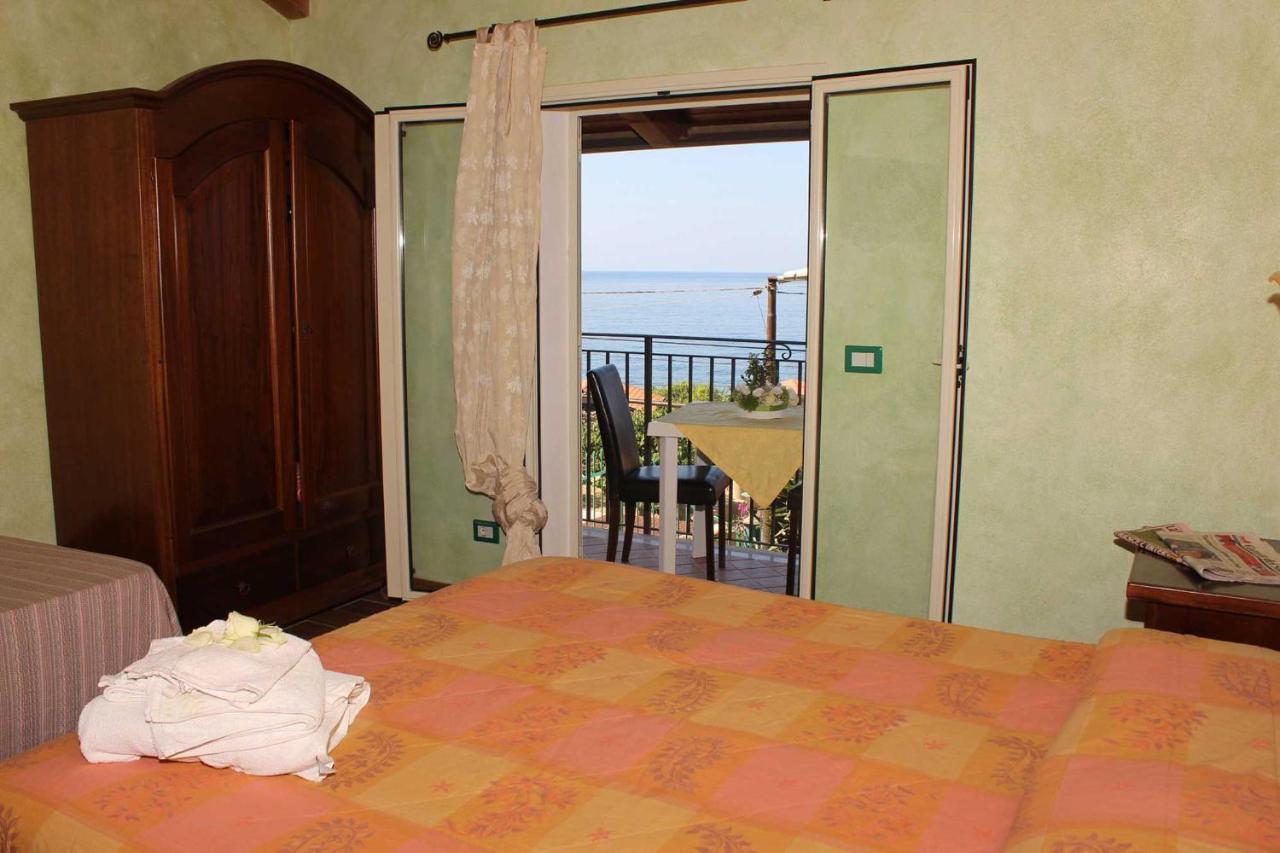 Villa Paladino - B&B E Guest House Шила Екстериор снимка