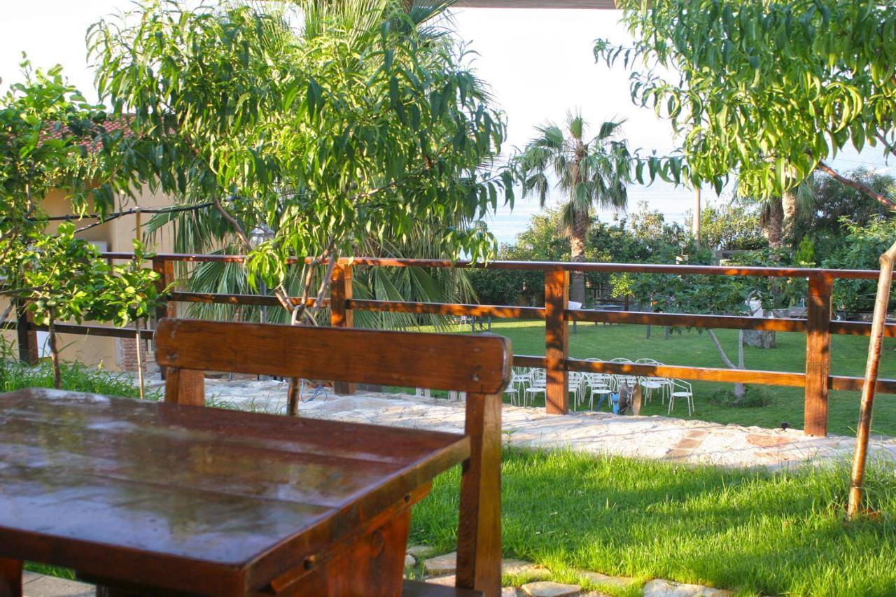 Villa Paladino - B&B E Guest House Шила Екстериор снимка